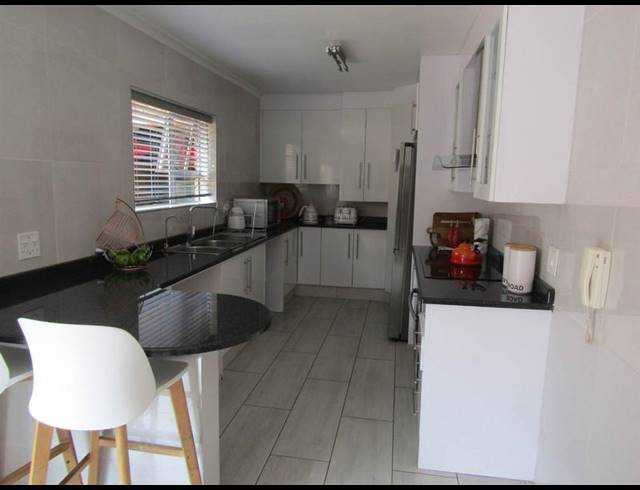 3 BEDROOM TOWNHOUSE FOR SALE IN GLENVISTA